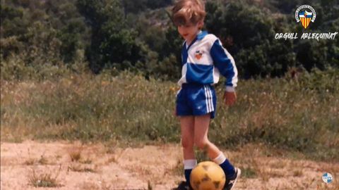 Axel Torres, de pequeño, con la equipación del Sabadell