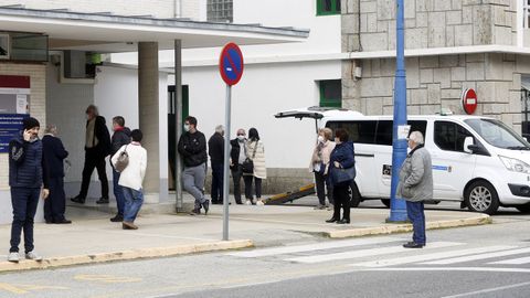 Colas en el centro de salud de Cambados