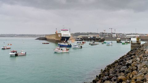 Cuando estalló el conflicto, decenas de pesqueros franceses se concentran el pasado mayo en el puerto de Saint Helier, en Jersey, bloqueándolo
