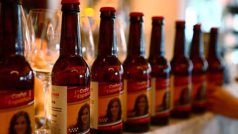 Una cerveza etiquetada con la cara de Isabel Díaz Ayuso, durante la campaña electoral del 4M en Madrid