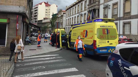 Los servicios de emergencias actuaron en la calle Progreso de Ourense para atender a una persona que requirió asistencia médica. La Policía Local reguló el tráfico y prestó ayuda a los sanitarios