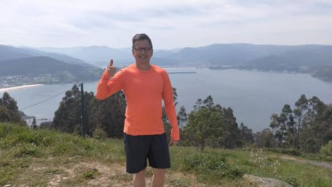 El monitor Juan Arturo Peña González con la ría de Viveiro al fondo