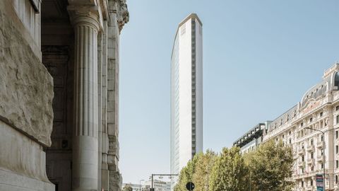 Torre Pirelli, la elegancia hecha rascacielos. Terminado en 1960 en Milán, mide 127 metros de altura pero solo 18,5 metros de grosor.