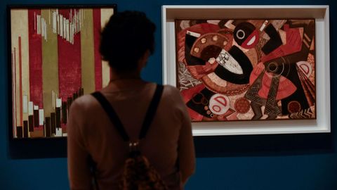 Una visitante observa las obras «Langage vertical» y «Gateu» (derecha), de Frank Kupka