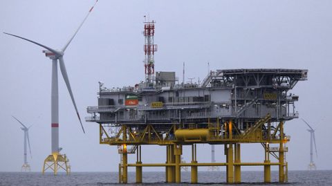 Aerogeneador y subestación eléctrica de un parque de eólica marina de Iberdrola
