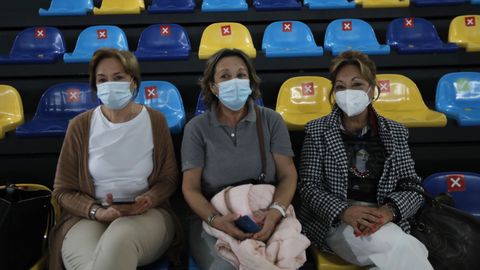 Sara, Merche y María José, vecinas de la ciudad de Ourense, acudieron juntas a vacunarse