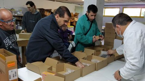 Los usuarios elaboran los kits mediante tres talleres