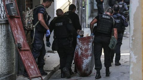 Policias retiran un cadáver de la favela Jacarezinho