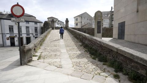 Se cambiarán los cantos rodados de la rampa de acceso a la Muralla en Porta Miñá