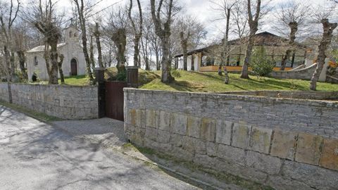 Vista exterior de la casa y de la capilla, tal y como estaban en el año 2012
