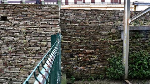Pintadas en la Muralla por la parte de atrás del Vicerreitorado, donde hay un edificio en ruinas vallado