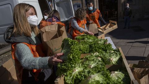Miembros de Unións Agrarias reparten lechugas gratis para protestar por su bajo precio