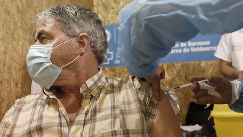 Inicio de la vacunación del grupo de 66 a 69 años en el recinto ferial Expourense