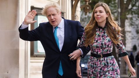  Boris Johnson  y su pareja, Carrie Symonds, a su llegada al colegio electoral.