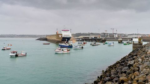 Decenas de pesqueros se concentraron durante varias horas en el puerto de Saint Elier. Se retiraron después de ser recibidos por las autoridades autónomas de Jersey