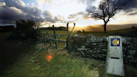 El Camino Primitivo (en la imagen, a su paso por A Fonsagrada) ofrece historia y paisaje