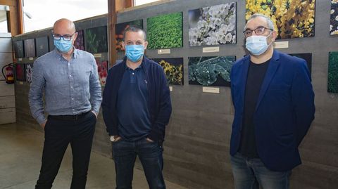 Muíño, Garrido e Penas, con varias das imaxes expostas ás súas costas