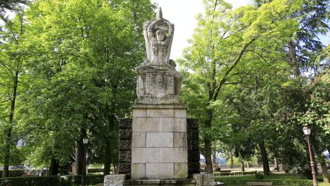 Estatua que honra a memoria de Ángel López Pérez, alcalde que mandou construír o parque