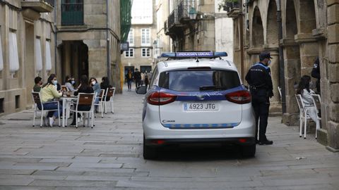 Una patrulla de la Policía Local vigila el cumplimiento de la normativa covid en terrazas y locales de hostelería de Santiago