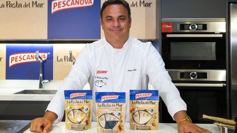 El cocinero Ángel León, con los tres envases del refrigerado «La pasta del mar», que ha desarrollado con Pescanova