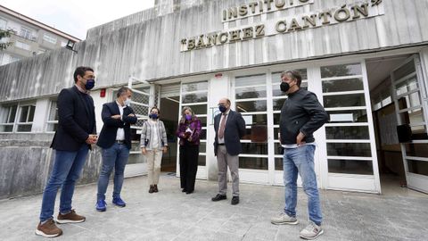 El delegado territorial de la Xunta y el jefe de Educación, este viernes, con el equipo directivo del IES Sánchez Cantón de Pontevedra