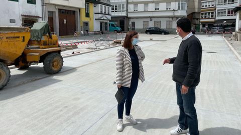 La alcaldesa, María Barral, y el concejal Diego Fernández visitando esta semana las obras de A Ribeira