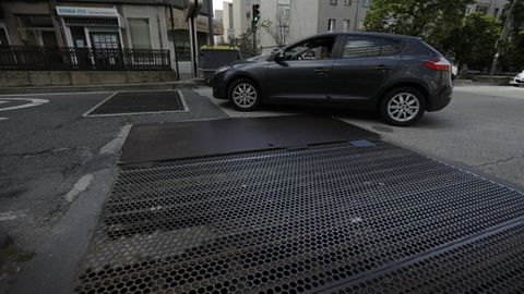 Quejas vecinales por el ruido de una rejilla de ventilación del párking de la ronda de Outeiro, a la altura del 255.