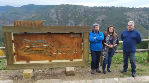 El teniente de alcalde de Ribas de Sil, Roberto castro, la alcaldesa de Folgoso, Lola Castro, y el alcalde de Quiroga, Julio Álvarez, en una foto del año 2019 junto a uno de los indicadores del geoparque