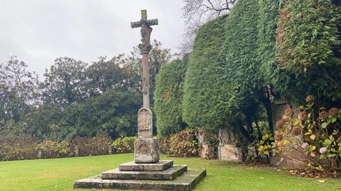 Cruceiro que está situado frente a la capilla del pazo de Meirás