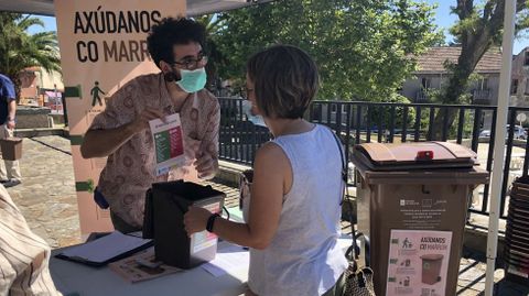 Campaña de divulgación en Cerceda, sobre el contenedor marrón