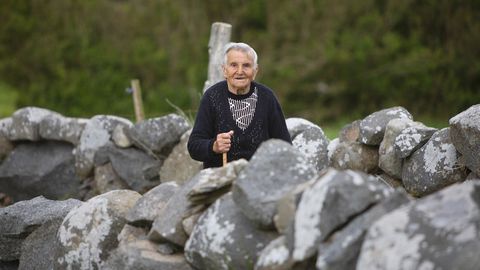 Juliana, o venres, andando polo camiño vello da Cancela, na Vila de Bares