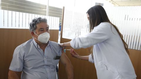 El alcalde de Pontevedra recibió este sábado su primera dosis de la vacuna contra el covid