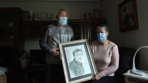Manuel Moure y su mujer, Toita, con un retrato de su hijo Manuel