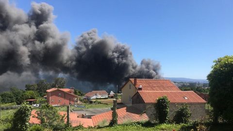 El incendio afecta a las casas próximas y se han desalojado viviendas en un radio de 1 kilómetro