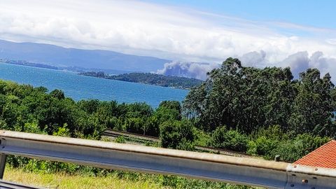 El incendio de Jealsa también es muy visible desde el otro lado de la ría de Arousa