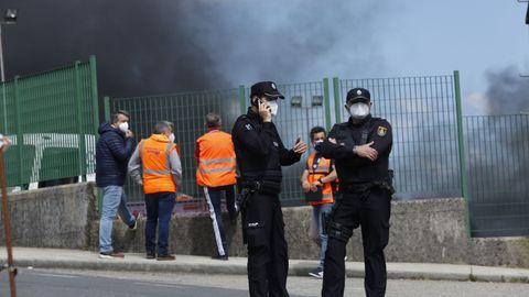 Continúan los trabajos de extinción del incendio que afecta a las instalaciones de Jealsa