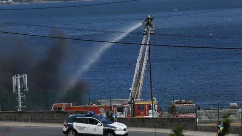 Continúan los trabajos de extinción del incendio que afecta a las instalaciones de Jealsa