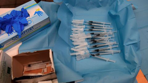 Varias dosis de la vacuna contra el coronavirus preparadas para ser administradas en Gijón
