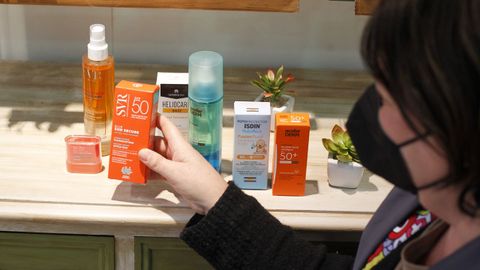 Varios productos de protección solar en la farmacia Adrio, en Ferrol