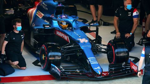 Fernando Alonso, en el box durante la sesión de calificación de entrenamientos libres en el circuito de Barcelona de cara al Gran Premio de España de Fórmula 1 que se disputa en Montmeló