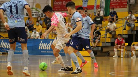 Pirata, rodeado de contrarios, intenta mantener el cuero