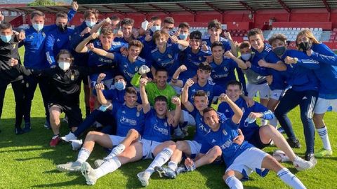 Los futbolistas del Liga Nacional del Real Oviedo celebran el título de la categoría ante el Sporting de Gijón