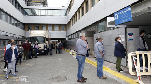 El Sergas ha citado a 586 mariñanos, de entre 70 y 79 años, para ser vacunados frente al covid este domingo en el Hospital Público da Mariña, en Burela