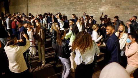 El Fossar de les Moreres, en el barrio del Born en Barcelona, donde cientos de personas se concentraron esta madrugada para celebrarr el fin del estado de alarma