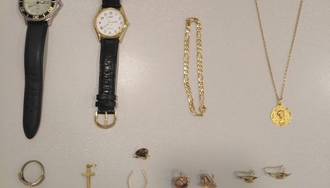Parte de las joyas incautadas en la operación Cansino por la Guardia Civil de Oleiros