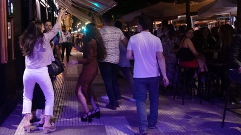 Varias personas en la terraza de un bar en la primera noche sin toque de queda en Sevilla