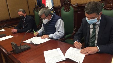 El pasado 27 de abril, el alcalde de Ribeira (en el centro de la imagen) firmaba el convenio para la construcción del nuevo auditorio de Ribeira, el proyecto más cuantioso de los licitados por los concellos de la comarca en los últimos tiempos. Sus casi cuatro millones de presupuesto dispararon la inversión del ayuntamiento ribeirense en el ejercicio pasado