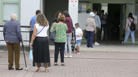 Colas en el centro de salud de Narón, en los primeros meses de la pandemia