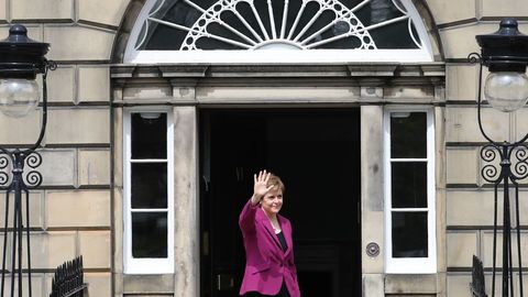 La ministra principal de Escocia, Nicola Sturgeon, saluda a la puerta de su residencia oficial Bute House