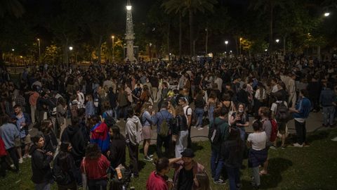 Varios jóvenes reunidos y en ambiente festivo, en una calle de Barcelona